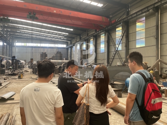 北斗機(jī)械實(shí)力引客！客戶(hù)實(shí)地考察炭化爐
